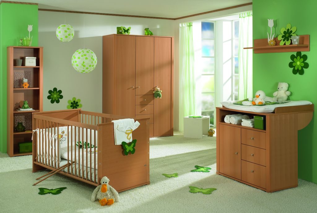 Habitación de bebé con pinceladas verdes