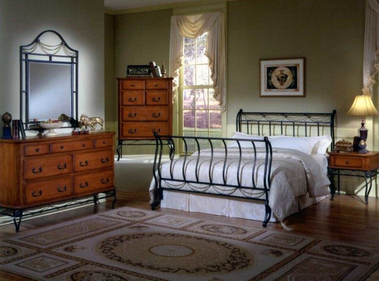Muebles de forja en un dormitorio clásico