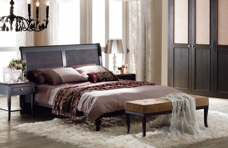 Dormitorio clásico con muebles oscuros :: Imágenes y fotos