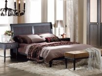 Dormitorio clásico con muebles oscuros