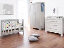 Habitación de bebé con muebles blancos